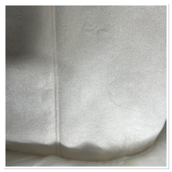 Fabulous Furs Elegant Cream Faux Suede and Faux Fur Trim. - Picture 13 of 13
